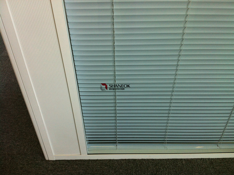 Glass partition with built-in venetian blinds wall 