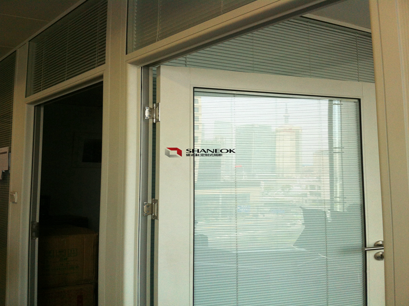 Glass partition with built-in venetian blinds wall 